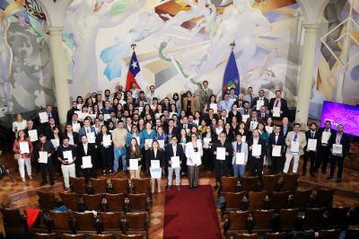 159 nuevos doctores y doctoras de una treintena de programas recibieron la Medalla Doctoral del la U. de Chile.